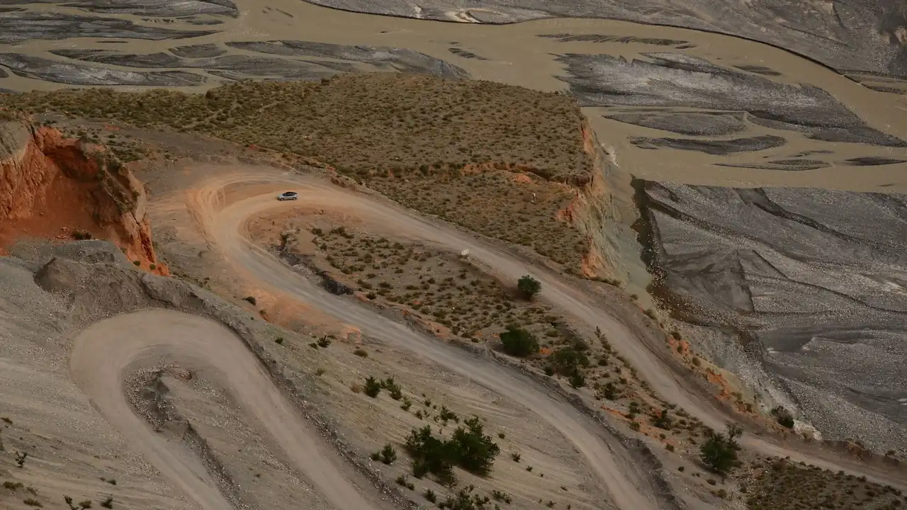 挽起裙子跨开双腿运动的适用场景与做法