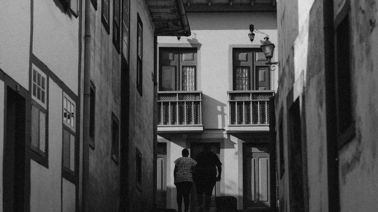 舞蹈室女生轮流踢男生要害知乎讨论背后的真相与安全须知